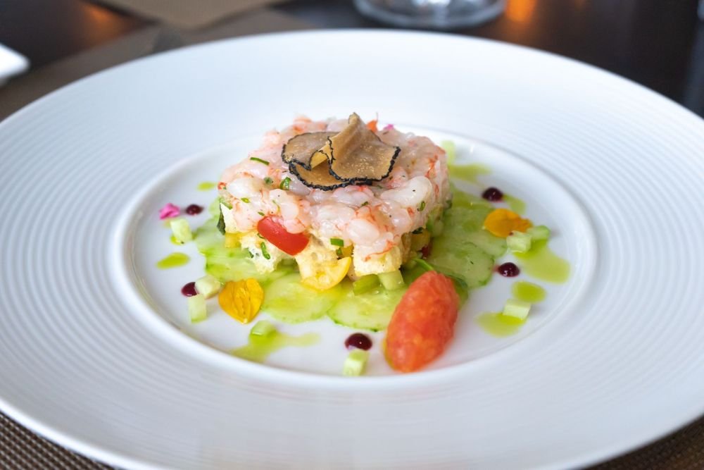 Tartare di Gamberi con Verdure Croccanti e Tartufo