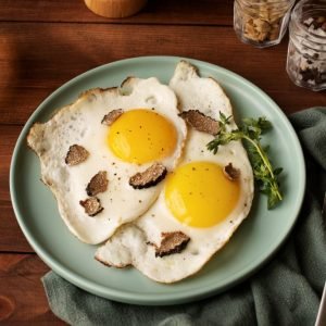 uova cotte ad alto angolo e tartufo